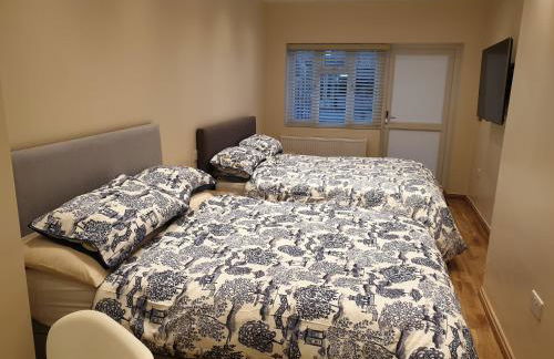 London Luxury Apartments 3 Bedroom Sleeps 8 with 3 Bathrooms 5 mins Walk to tube station free parking - Foto 8