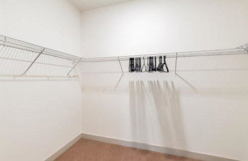 Elegant 2BR w Resort Pool and Lounge Areas 3 - Photo 30