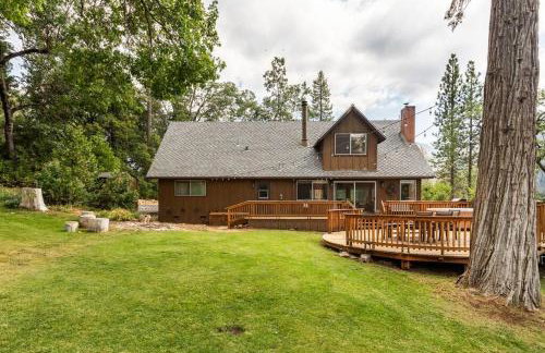 Sequoia Retreat- Spacious Cabin, Hot tub, & Sundeck - Foto 15