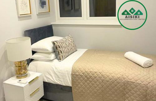 Aisiki Stays Apartments at Enfield, Airconditioned & Pet Friendly, Ground Floor, 3-Bedroom & 2-Bathroom Flat, King or Twin Beds with Garden, Free Wi-Fi and Parking Space - Foto 2