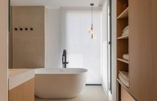 Ultra-Modern 5-Bed Luxury Chalet with Private Pool & Home Cinema 13 Min To Beach - Foto 32