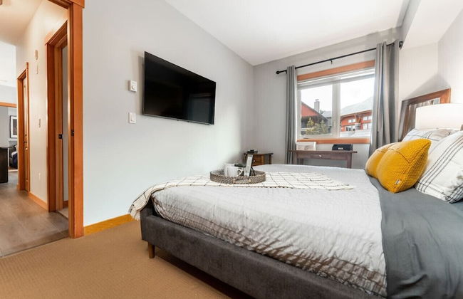 SPACIOUS 3-Br Luxury Condo | HEATED Pool + 3 Hot Tubs | Pool Table | Hm Theatre - Photo 6