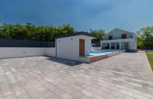 Gorgeous Home In Smokovic - Photo 13