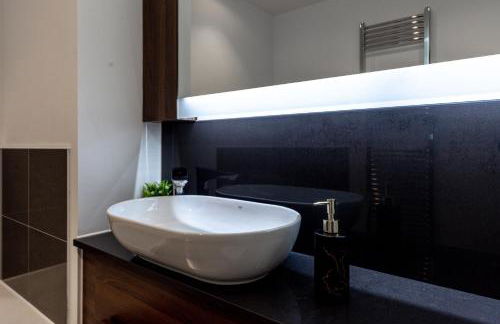 Step Free 2 Bed 2 bath Oasis FlatIClose to David Lloyd Gym with Fully Equipped Kitchen& Parking in DartfordIMins from station and 45 mins into Central London - Photo 15