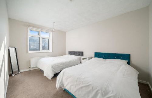 Stylish 3 Bed Home with Gardens Fast Transport Links - Foto 16