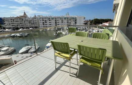 Precioso piso con vista al canal y piscina en roses AV-69 - Foto 5