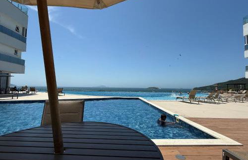 Piscinas de borda infinita e piscina interna aquecida com vistas deslumbrantes para o mar dos Ingleses, a 50 metros de altura - Foto 12