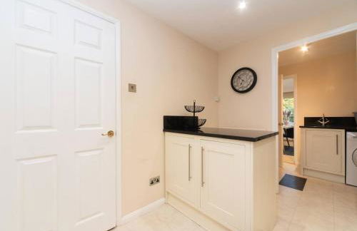 Gorgeous 4 BR House Near Station mins to London - Pass the Keys - Foto 15
