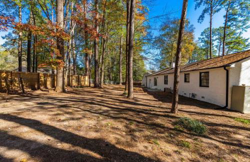 Perfect cute home in Garner with firepit & king bed - Foto 35