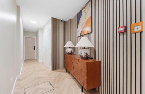 Luxe Home for Work & Play - Foto 16