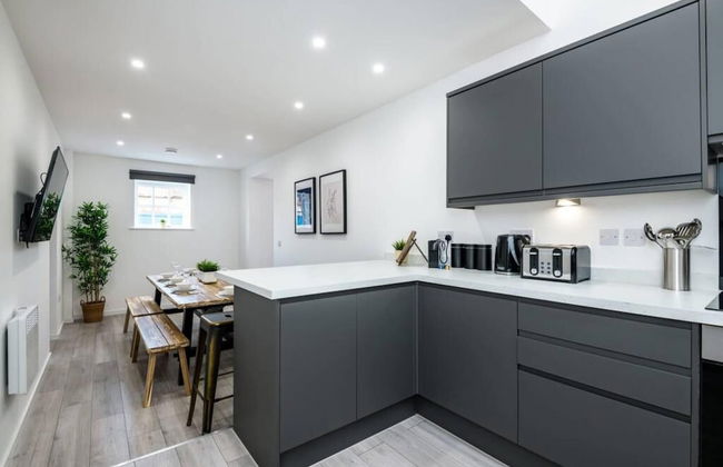 Host Apartments The Roscoe Carriage House - Photo 26