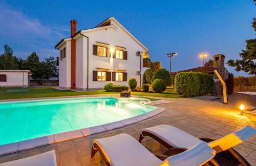 Holiday house with swimming pool - Photo 23