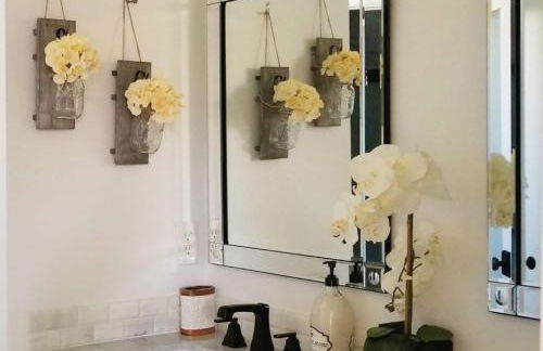 Sunshine days Stunning pool home. Gated community - Photo 21