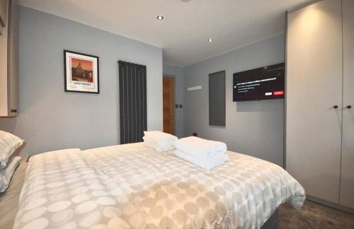 Luxury Two Bed Suite - Walk to Trentham Gardens! - Foto 9