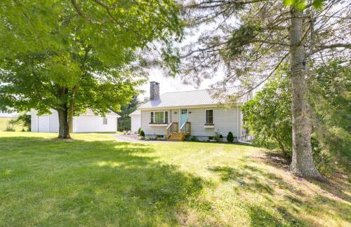 Orrington Vacation Rental with Private Deck and Views! - Foto 3