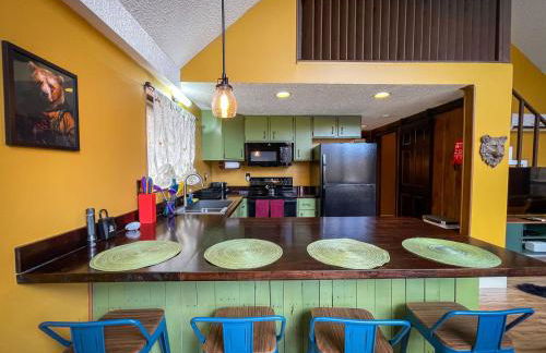 Chalet w Hot Tub Fireplace Grill FirePit & Wifi - Photo 13