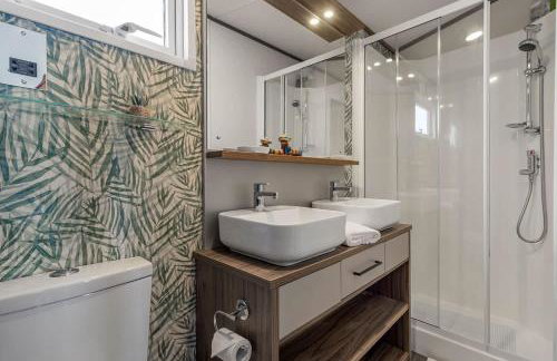 Peaceful Lake Retreat - Fishing Lakes, Heated Outdoor Swimming Pool 500yrds on Sister Park , Pool Open April to September - Foto 25