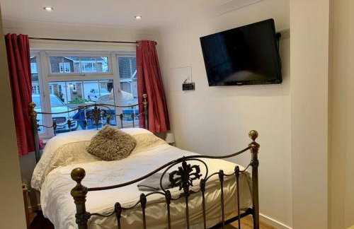 Lovekush Epsom Banstead Surrey. Views over London - Photo 28