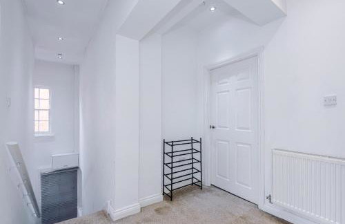 Modern 3 Bedroom House Perfect for Short and Long Stays - Foto 12