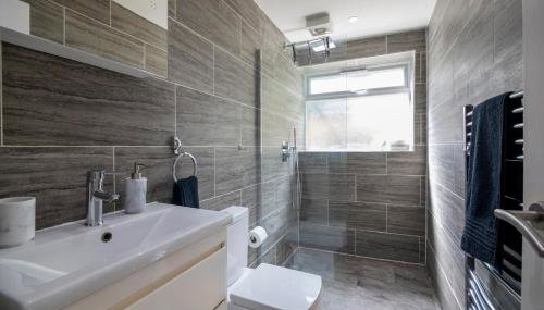 Gorgeous Modern Apartment near Redhill Station inc Private Garden & Parking - Foto 5, Shower