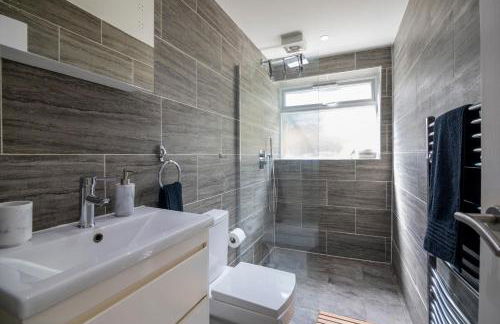 Gorgeous Modern Apartment near Redhill Station inc Private Garden & Parking - Foto 5