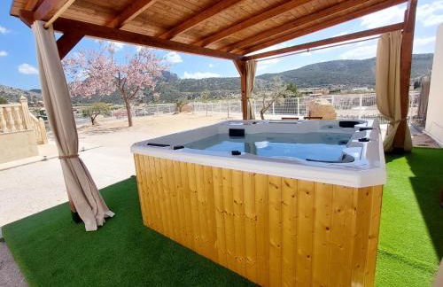La casica de madera con Jacuzzi exterior y barbacoa - Foto 23