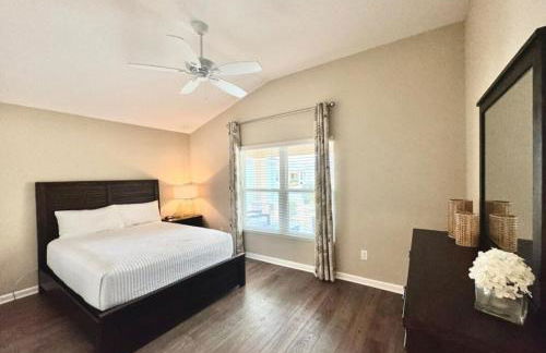 Cozy Oasis in Prime Location with Sunset Lake View, Golf Cart and Bathtub - Foto 29