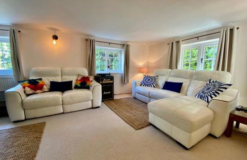 Beautiful Character 5 Bedroom Dorset Thatched Cottage - Great Location - Garden - Parking - Fast WiFi - Smart TV - Newly decorated - sleeps up to 10! Only 18 mins drive to Sandbanks Beach! Close to Bournemouth & Poole - Photo 22