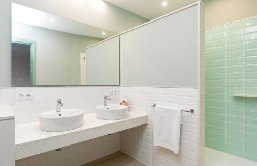 Modernist Family Apartment by PriorityVillas - Photo 17