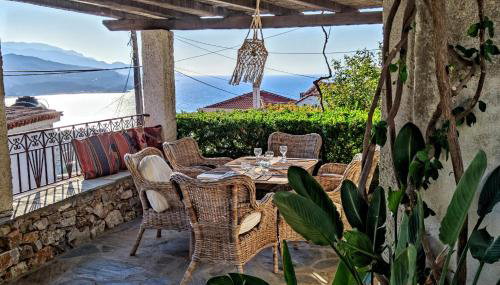 Hidden Gem with Sunset in the Aegean Sea, Two Traditional Homes in Ano Vathy, Samos - Foto 1