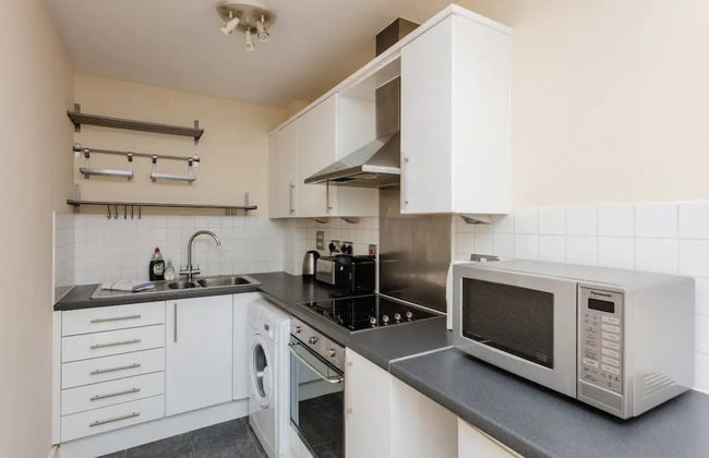 Vivid Apartment in Central London - Photo 7