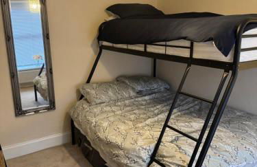 Spacious, sleeps 7, 2 baths, Central Saltash - Photo 35