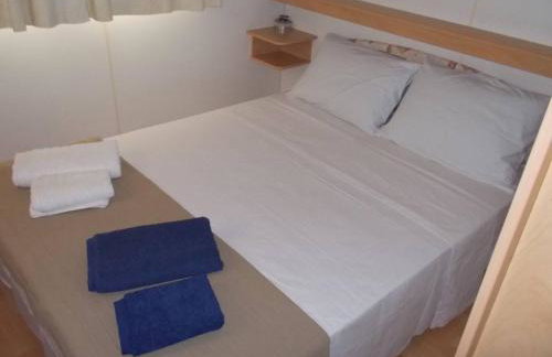 Beachside Mobile Home with Private Yard - Foto 6