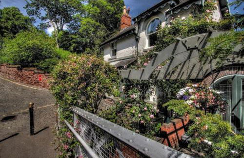 Beautiful period cottage, exceptional riverside location in the heart of Chester - Photo 39