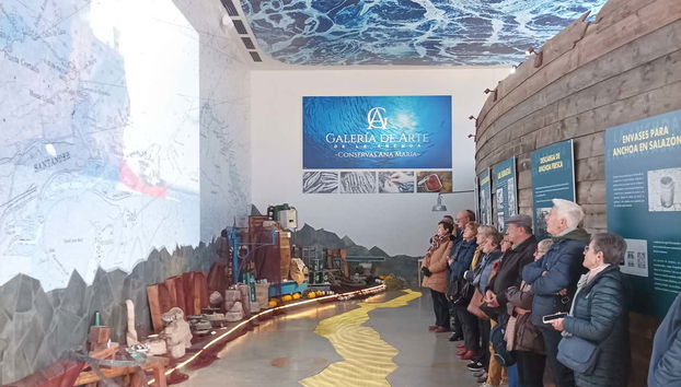 Viendo un vídeo explicativo en el Museo de la Anchoa