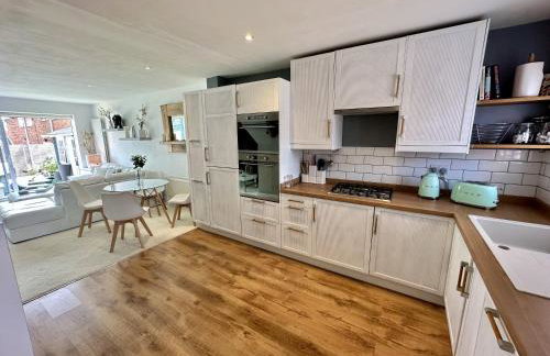 Fantastic 2-Bed House with Parking - Hosted by Hutch Lifestyle - Foto 19