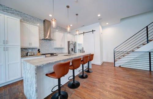 Modern Rooftop Townhome w Hot Tub & Skyline Views - Photo 20