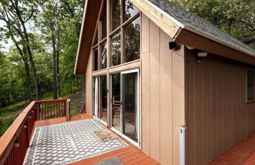 Rustic-Modern Chalet w/ Fire Pit, Deck & Views in Slanesville, WV - Foto 47