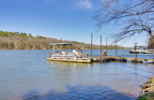 Dock and Water-View Deck Home on Lake Dardanelle - Foto 34