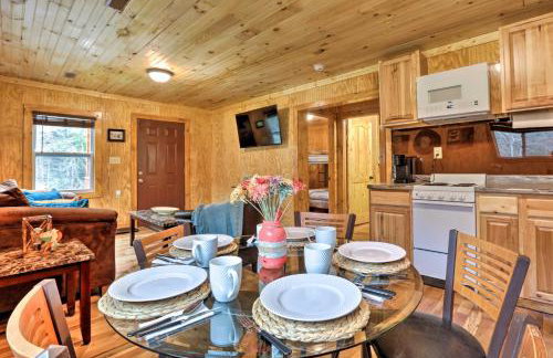 Cozy Creekside Cabin about 24 Mi to Red River! - Foto 8