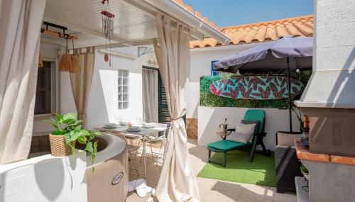 "Linda's Guest House" Beach House with Private Patio & Hot Tub, 3 Min from the Beach - Foto 2, sunbed