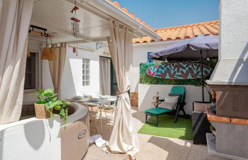 "Linda's Guest House" Beach House with Private Patio & Hot Tub, 3 Min from the Beach - Foto 2
