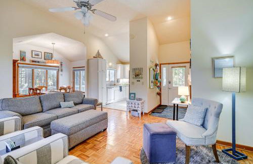 1 Mi to Beach Access Southern Shores Gem with Deck - Foto 8