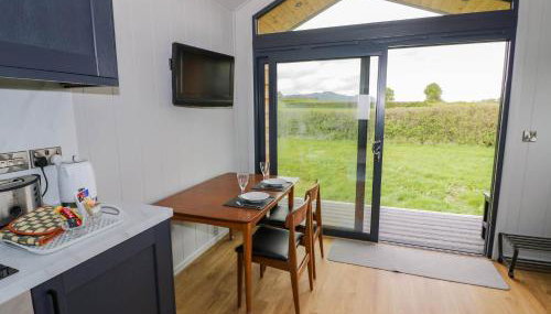 Elmside Lodge - Photo 2