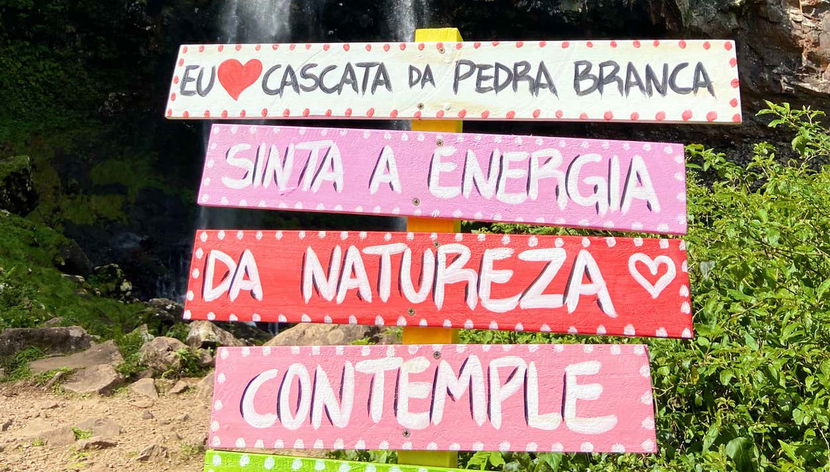 Cartelli alla cascata Pedra Branca