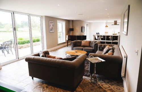 Large Country House with Hot Tub, Pool Table, and Log Burner - Photo 54