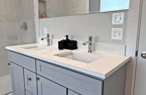 Modern 4BR Townhouse with Parking & Lake Views - WVille rep 4 - Foto 45