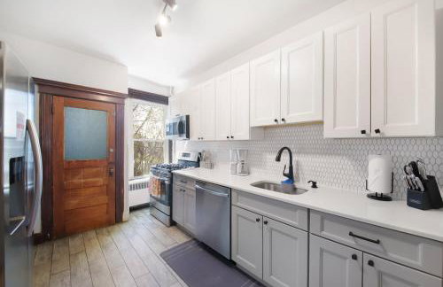 The Vic 3-BR Quick NYC Access & Parking - Foto 21