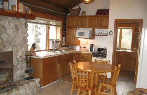 Relaxing Glamping Vacation: Fantastic Log Cabin with a Hot Tub in Darby, MT - Foto 9