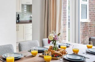 Woking -Garden Driveway Parking 4Bed - Photo 6